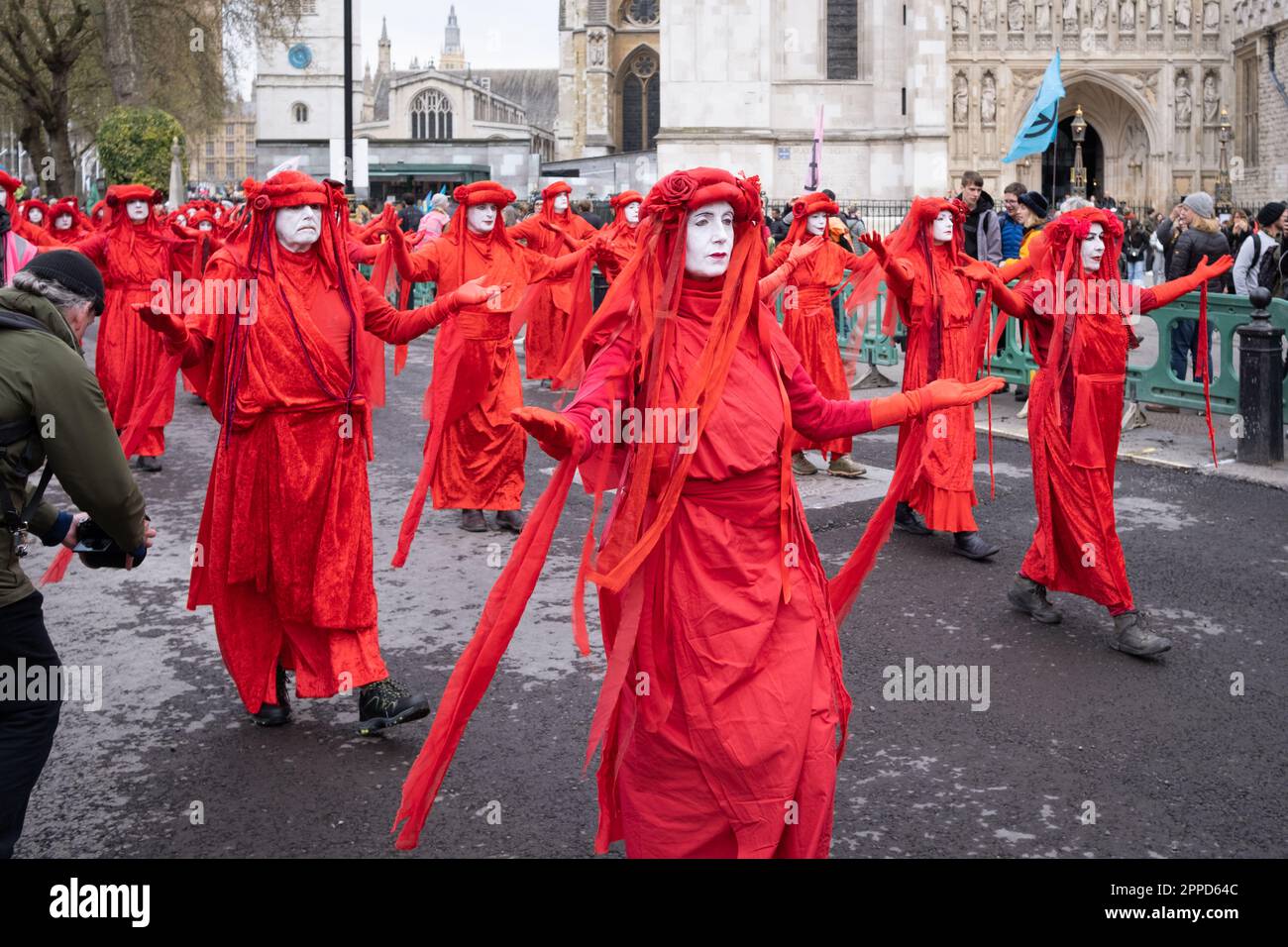 Brigada Rebelde Roja, activistas de performance marchan frente a las Cámaras del Parlamento/Westminster como parte de la protesta de la Rebelión de Extinción 'The Big One' en abril. Foto de stock