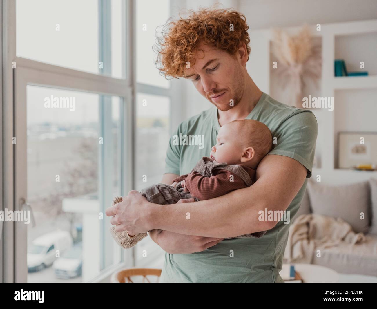 Mujer joven que pesa a su bebé lindo en casa, por encima de la vista.  Atención sanitaria Fotografía de stock - Alamy