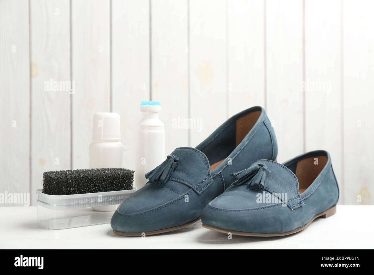 Calzado elegante con accesorios para el cuidado del calzado en la mesa  blanca Fotografía de stock - Alamy