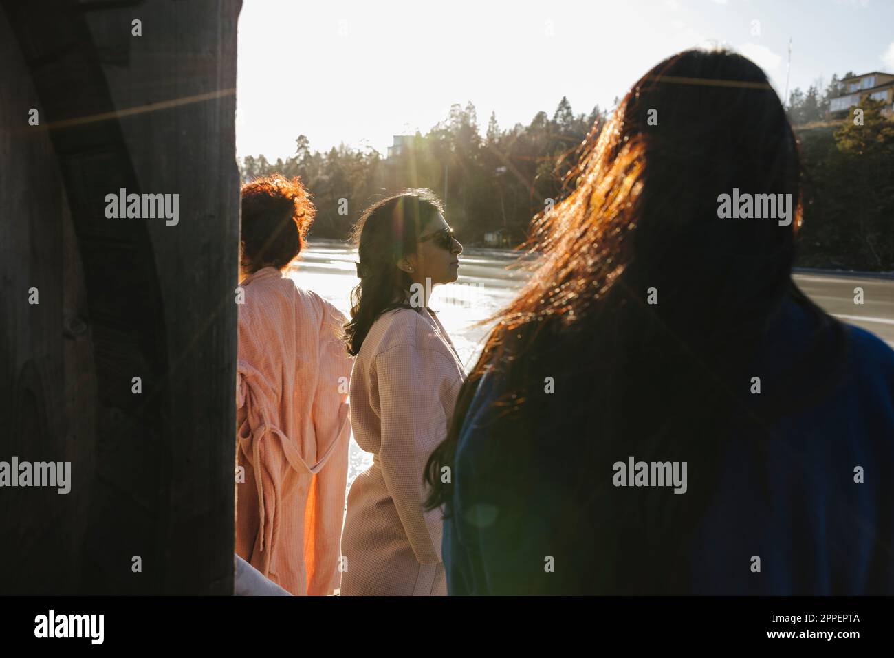 Mujeres que usan bata en el agua Foto de stock