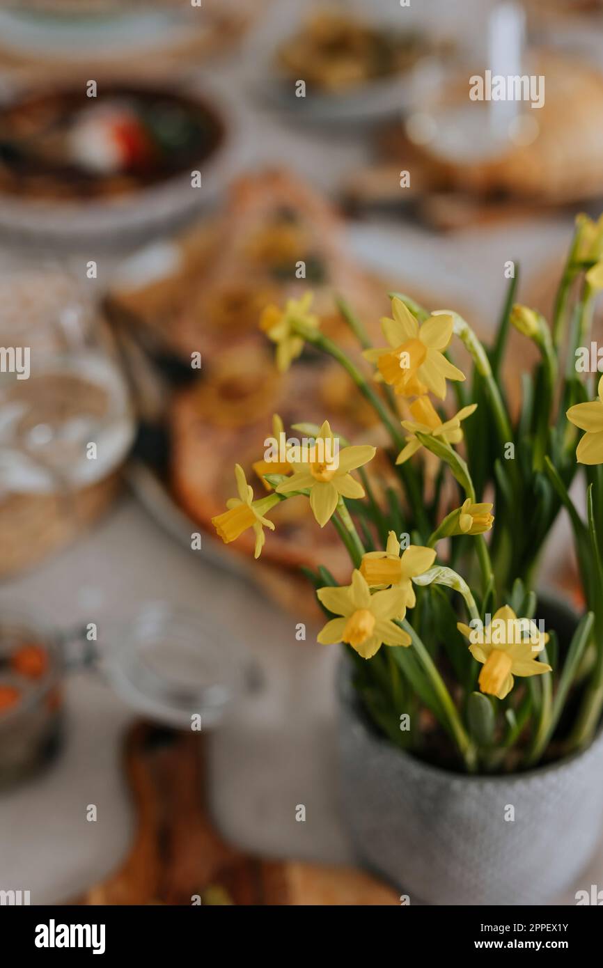 Juego de mesa para la comida de Pascua Foto de stock