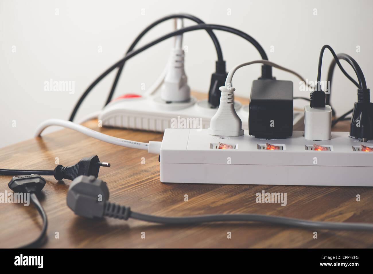 Muchos enchufes conectados a la regleta con interruptores individuales  Fotografía de stock - Alamy