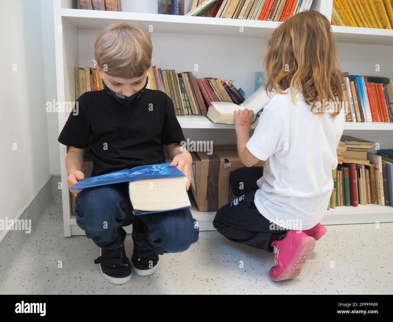 Estante de libros para niños fotografías e imágenes de alta resolución -  Alamy