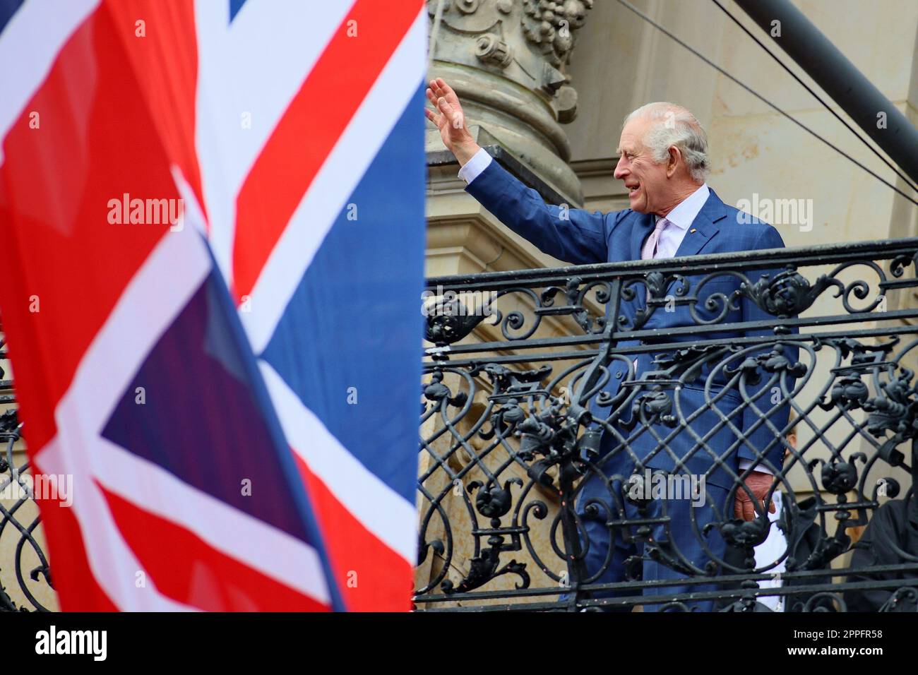 El rey Carlos III, visita estatal a Hamburgo, 31.03.2023, en el balcón del ayuntamiento Foto de stock