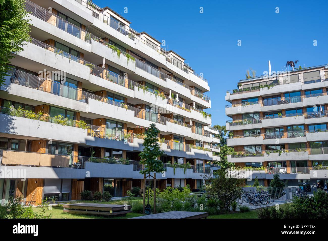 Nuevas casas de apartamentos grises en un día soleado en Berlín, Alemania Foto de stock