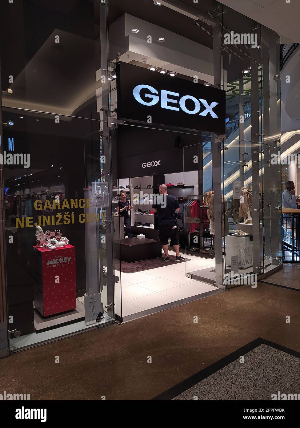 Geox store fotografías e imágenes de alta resolución - Alamy