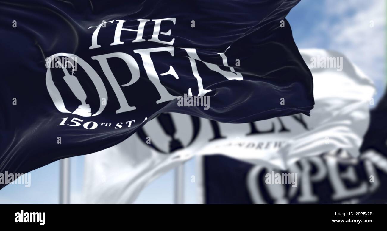 Tres banderas con el logo del 150º Campeonato de Golf Abierto ondean en el viento Foto de stock