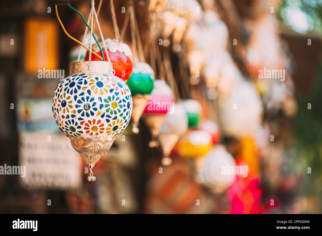 India. Mercado con muchas lámparas y linternas tradicionales de colores hechos a mano de la India. Linternas colgando en Tienda para la Venta. Populares recuerdos de la India Foto de stock