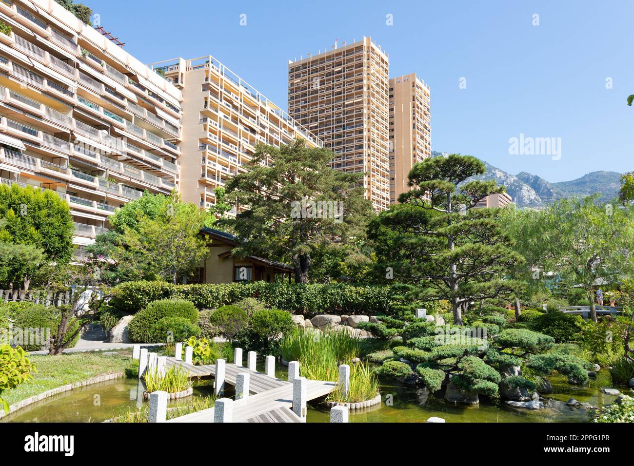 Monte Carlo: Jardín japonés con la ciudad en el fondo Foto de stock