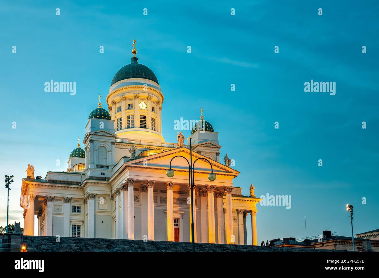 Plaza del Senado con la catedral luterana de Helsinki por la noche. Finlandia Foto de stock