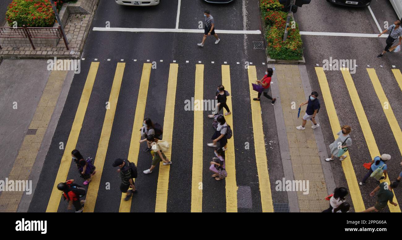 Tsuen Wan, Hong Kong 03 de mayo de 2021: Vista de arriba hacia abajo de la gente que cruza la calle Foto de stock