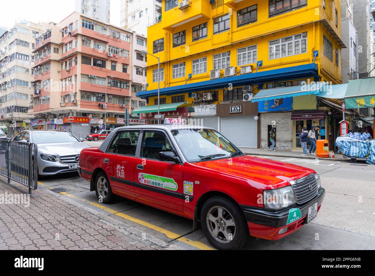 Sham Shui Po, Hong Kong 28 de diciembre de 2021: Calle de la ciudad de Hong Kong con taxi Foto de stock