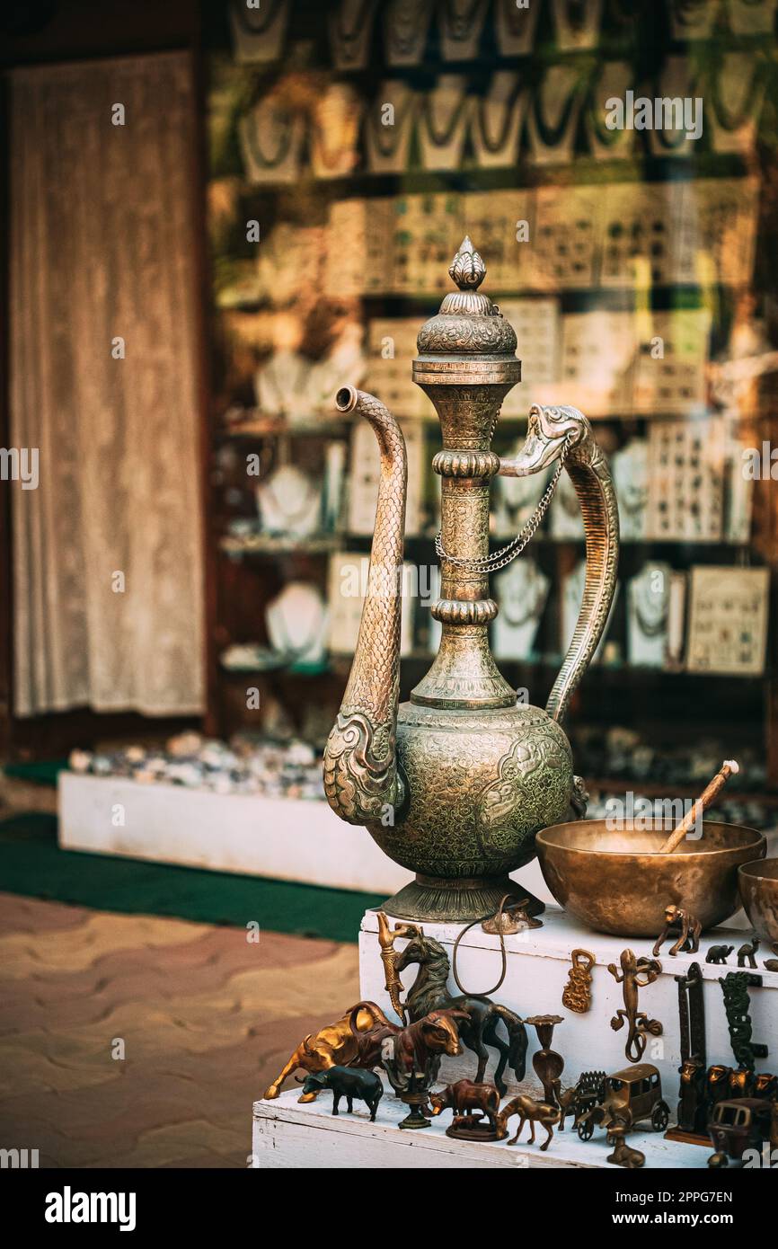 Goa, India. Jarra de cobre oriental en la tienda de antigüedades Foto de stock