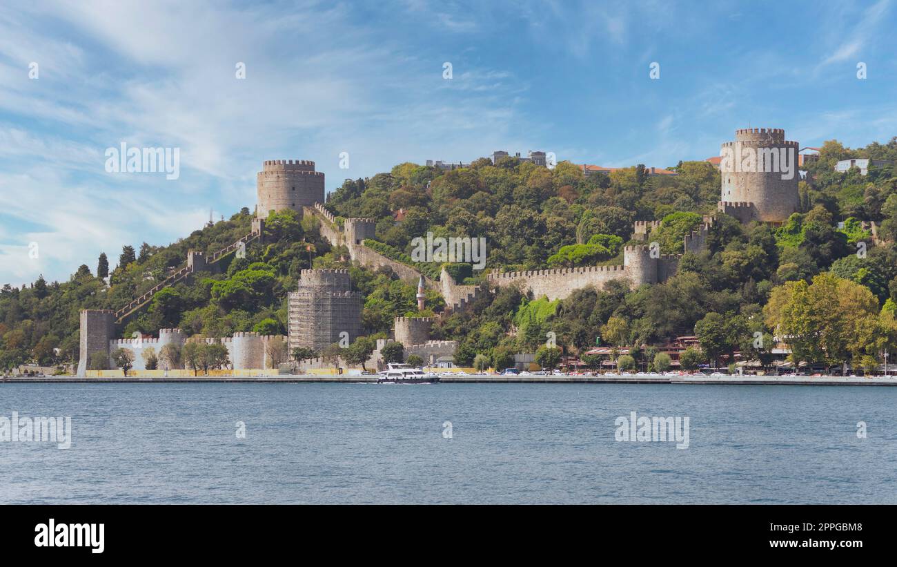Rumelihisari, o Castillo Bogazkesen, en las colinas del lado europeo del estrecho del Bósforo, Estambul, Turquía Foto de stock