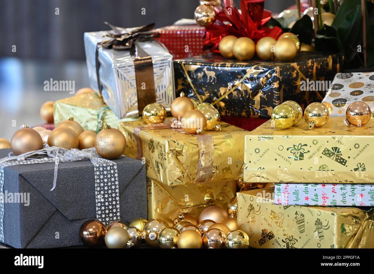 Varios paquetes de Navidad y bolas de oro en una mesa Fotografía de stock -  Alamy
