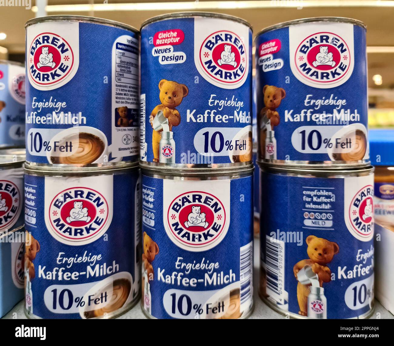Kiel, Alemania - 03 de septiembre de 2022: Una pila de latas de leche condensada Baerenmarke en un estante de supermercado. Foto de stock