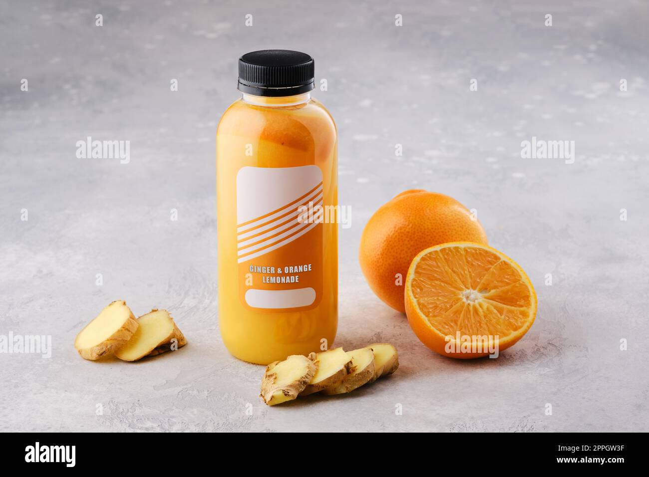 https://c8.alamy.com/compes/2ppgw3f/botella-pequena-con-limonada-de-naranja-y-jengibre-2ppgw3f.jpg