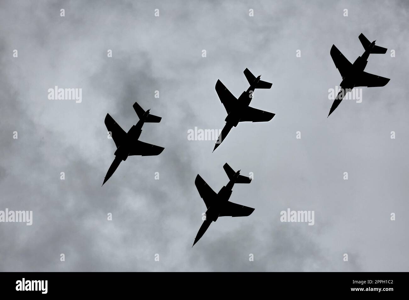 Avión de combate volando por Foto de stock