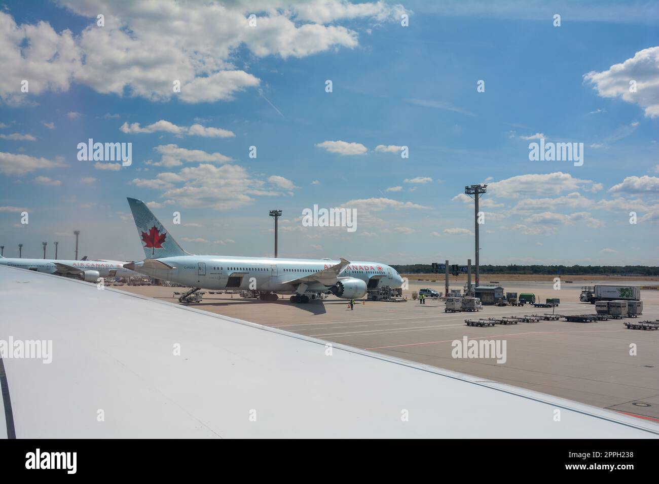 Aeropuerto de Frankfurt Alemania 02 de agosto de 2022 - Vista desde la ventana del avión a un ala y una vista de una máquina de Air Canada cargada Foto de stock