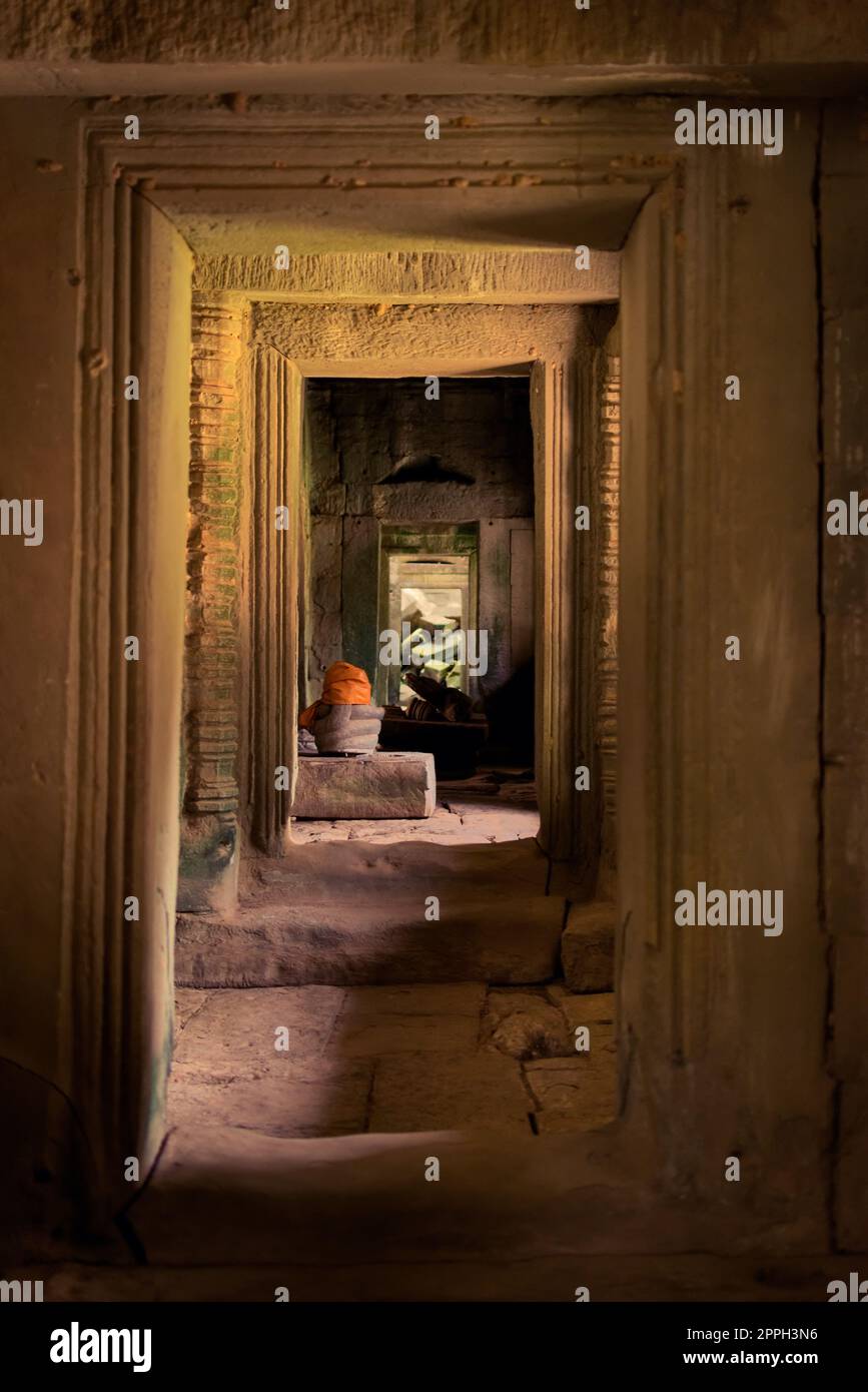 Puerta interior en Las ruinas del templo Ta Prohm, situado en el complejo Angkor Wat cerca de Siem Reap, Camboya. Foto de stock