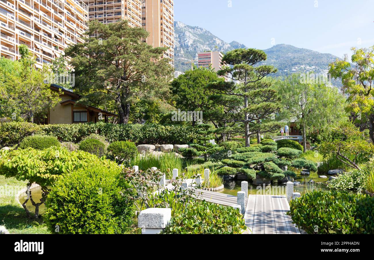 Monte Carlo: Jardín japonés con la ciudad en el fondo Foto de stock