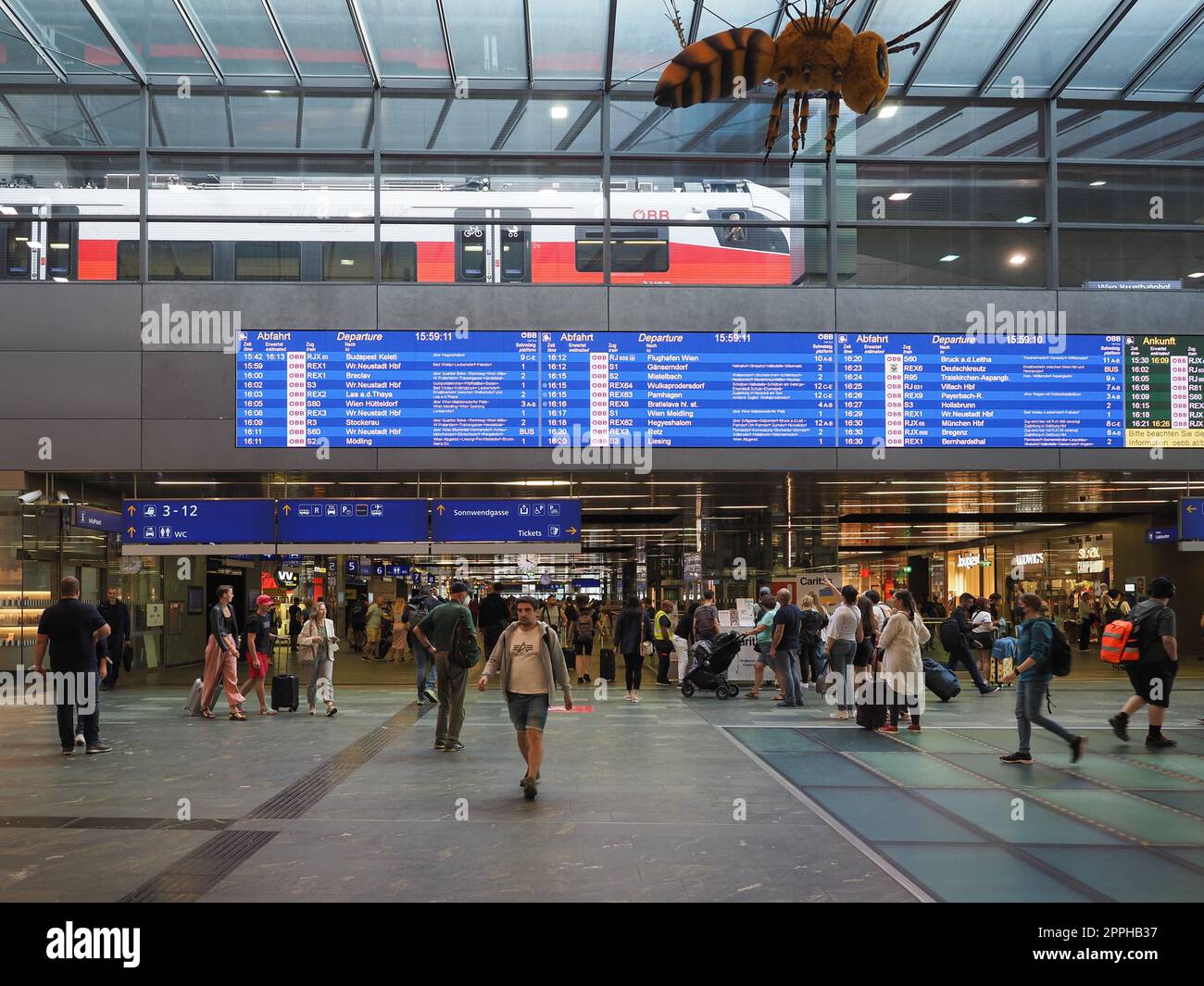 Estación central de Wien Hbf en Viena Foto de stock
