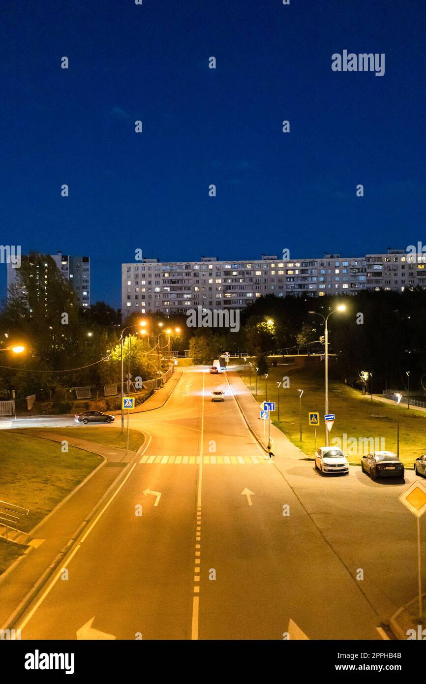 vista de la carretera urbana recta iluminada en la noche Foto de stock