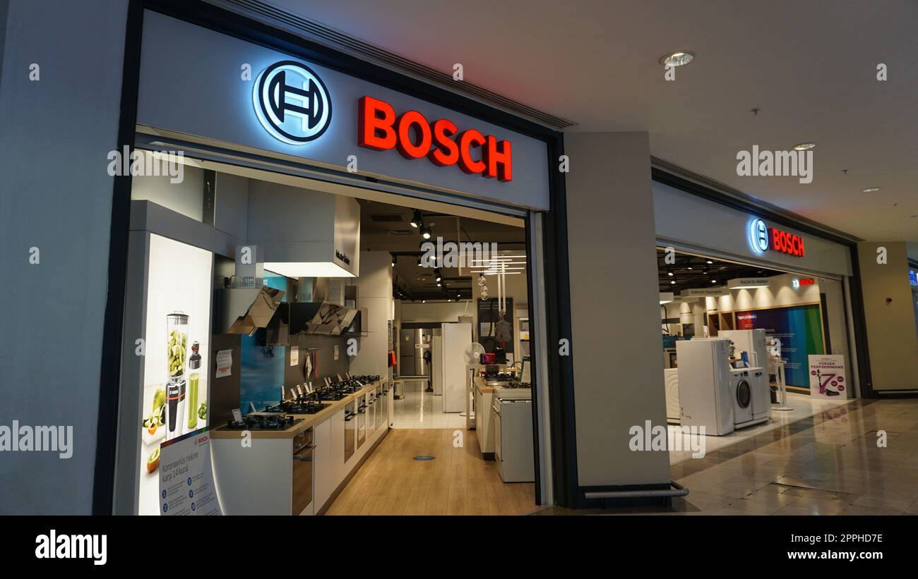 Estambul, Turquía - 15 de septiembre de 2022: Letrero y logotipo de Bosch en la entrada de la tienda Foto de stock