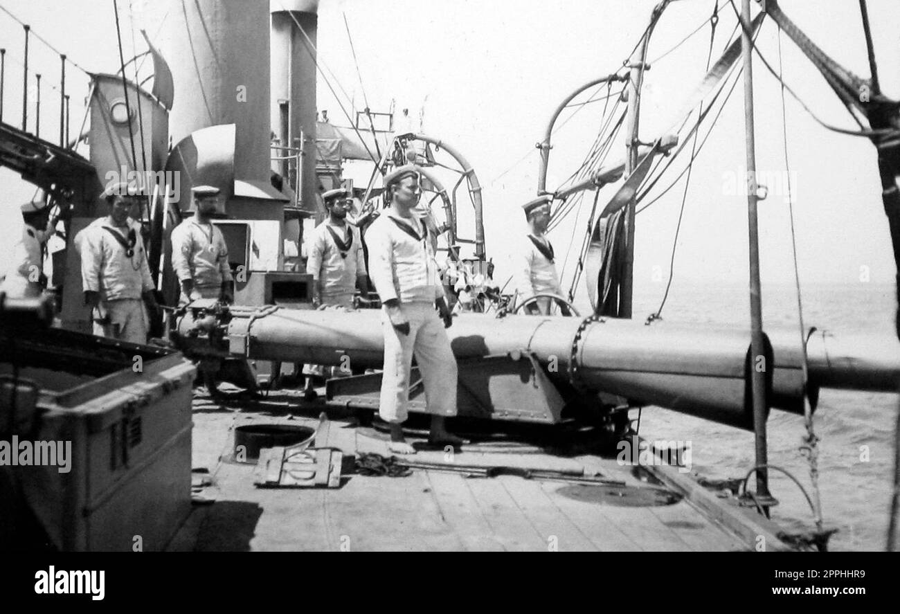 Disparando un Torpedo Cabeza Blanca, Royal Navy, a principios de 1900s Foto de stock