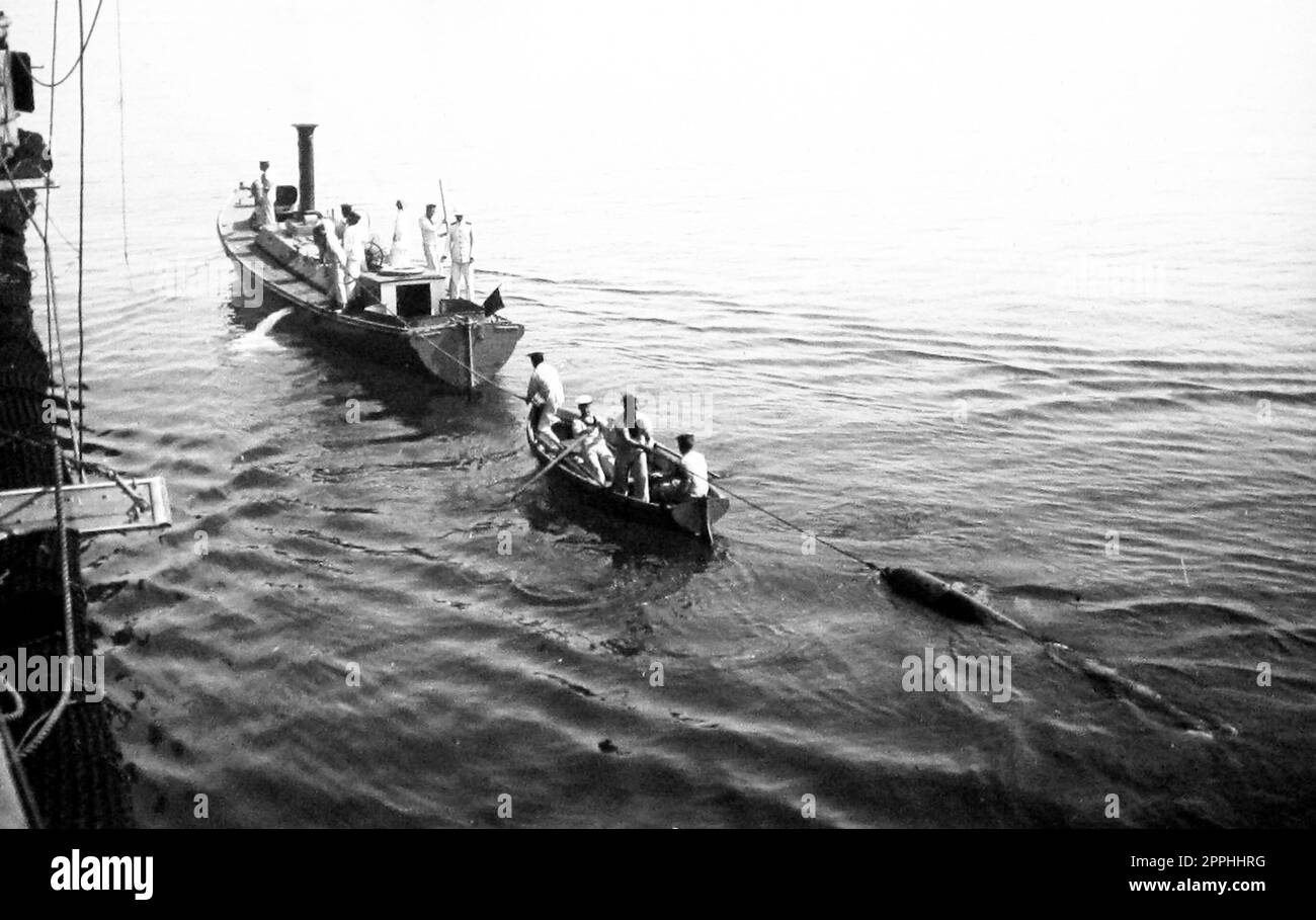 Recuperando un Torpedo Cabeza Blanca, Royal Navy, a principios de 1900s Foto de stock
