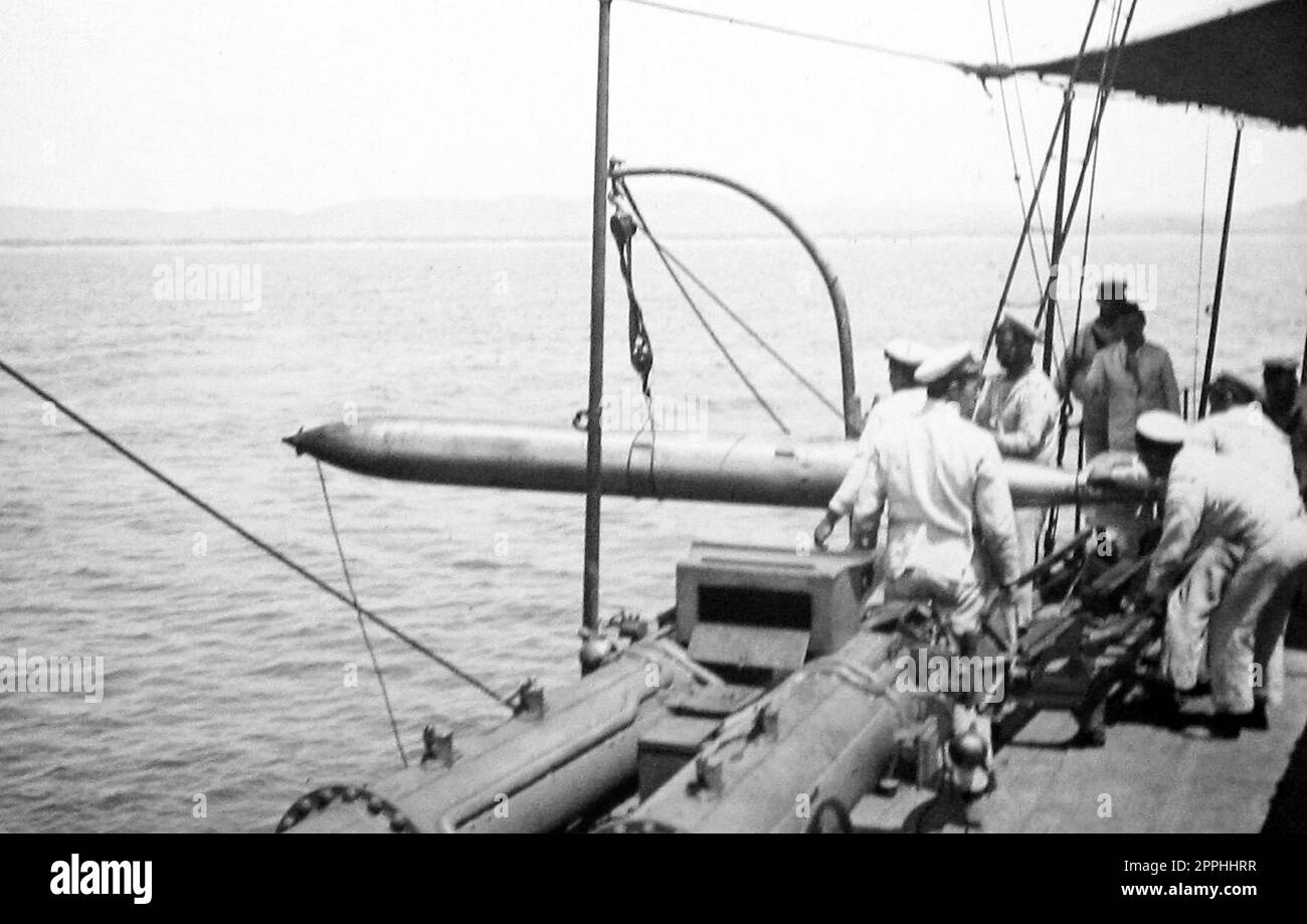 Alzando un Torpedo Cabeza Blanca de nuevo en el barco, Royal Navy, a principios de 1900s Foto de stock