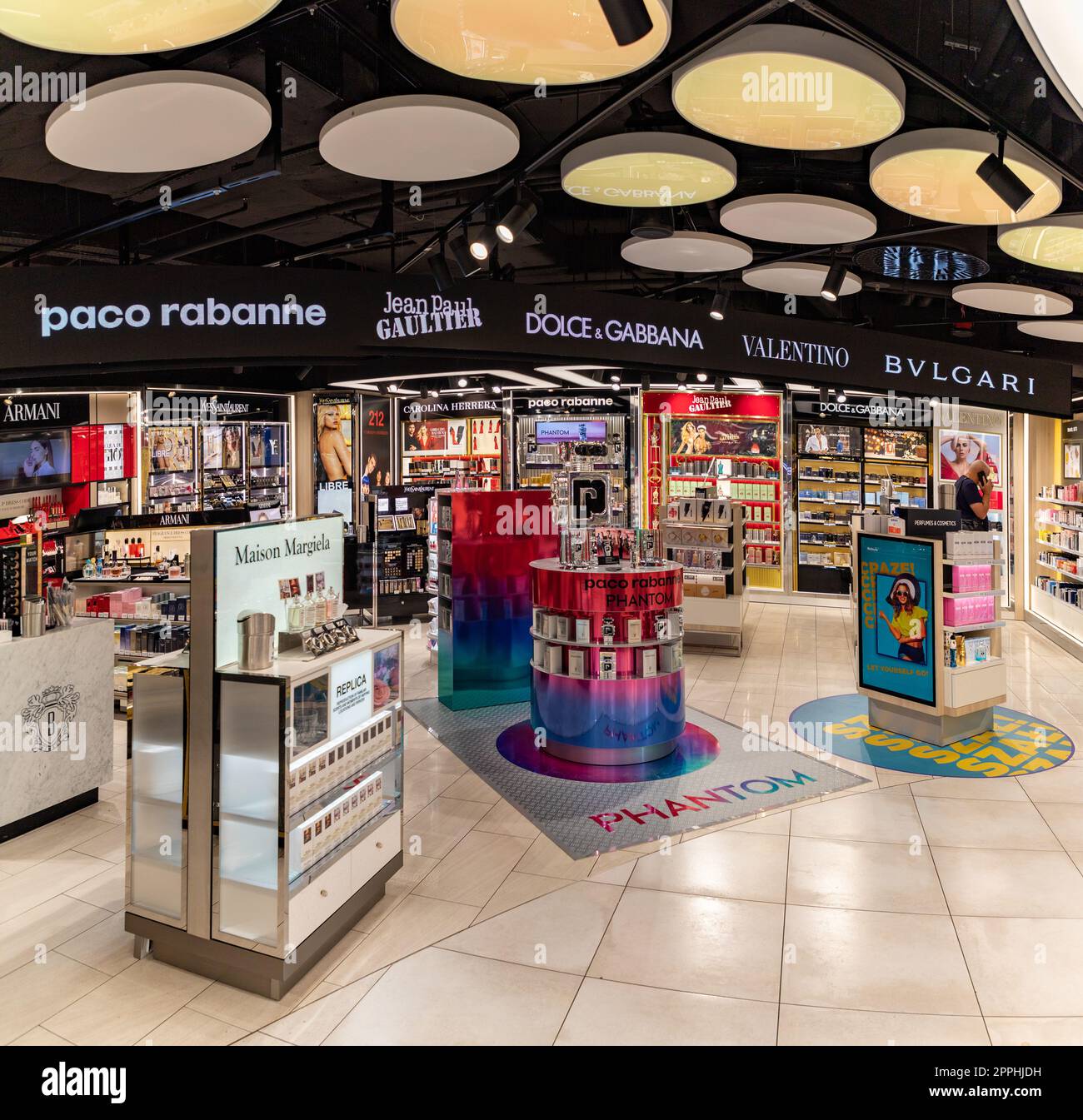Perfumes cosmetics duty free shop fotografías e imágenes de alta resolución  - Alamy