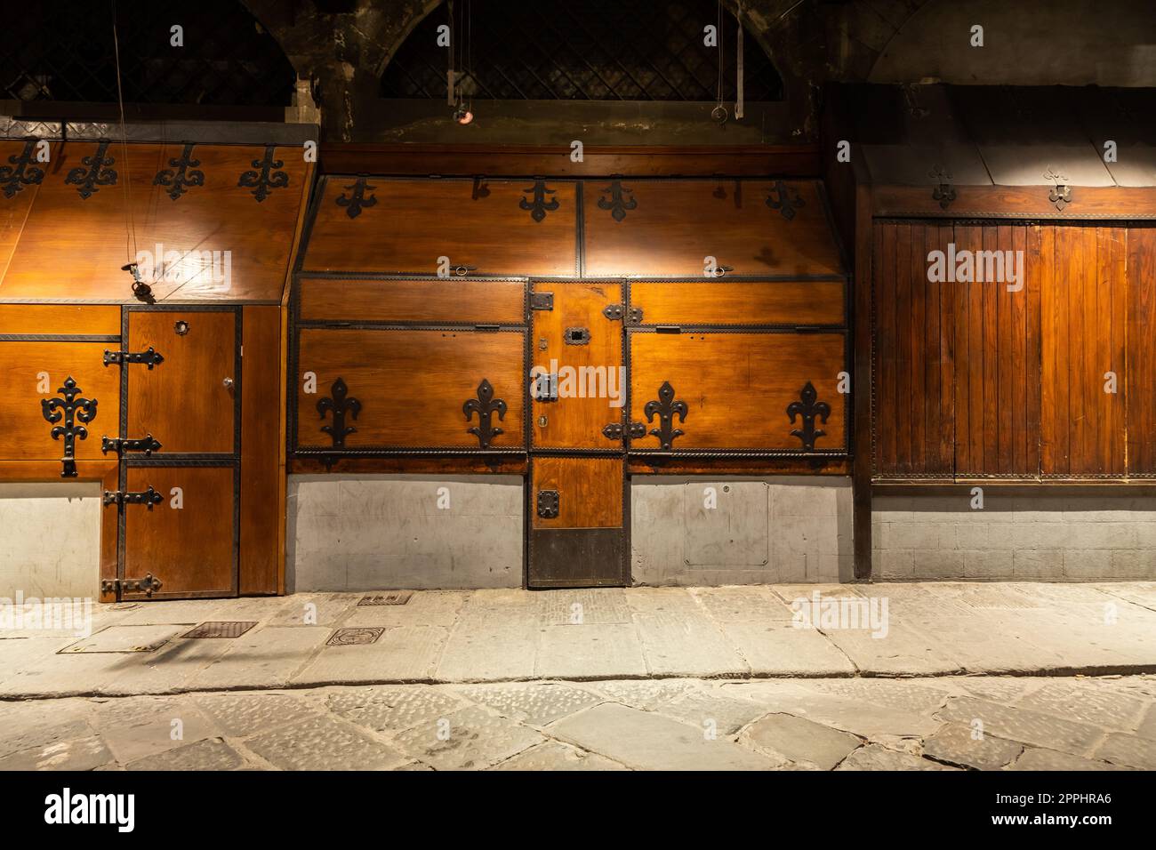 Puerta antigua de época - concepto de seguridad, secreto, privacidad, protección. Foto de stock