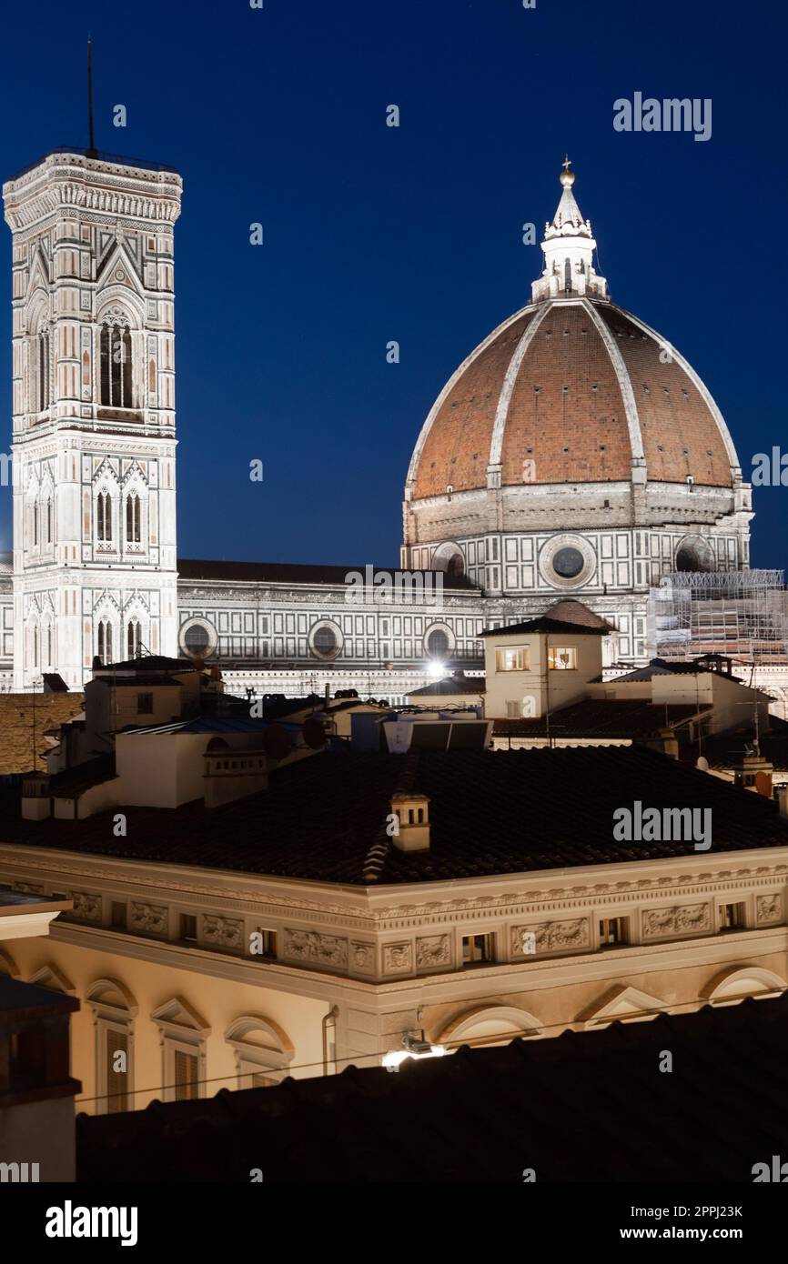 Florencia Duomo y Campanile - Campanario - arquitectura iluminada por la noche, Italia. Escena urbana en el exterior - nadie. Foto de stock