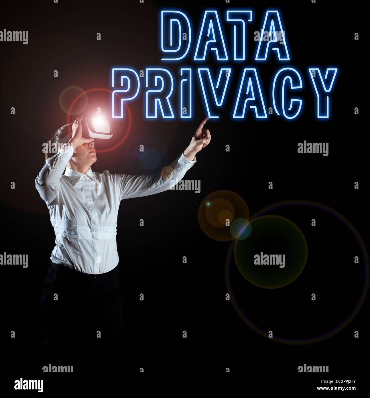 Firma que muestra la privacidad de los datos. Idea de negocio seguridad en Internet y protección digital del sitio web o página de inicio de aterrizaje Foto de stock
