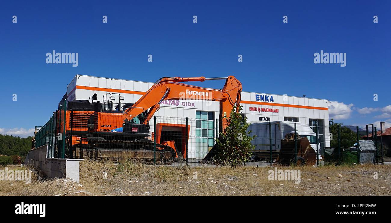 Bucarest, RUMANIA - 12 DE SEPTIEMBRE DE 2022: : Excavadora HITACHI trabajando en el sitio de construcción. Foto de stock