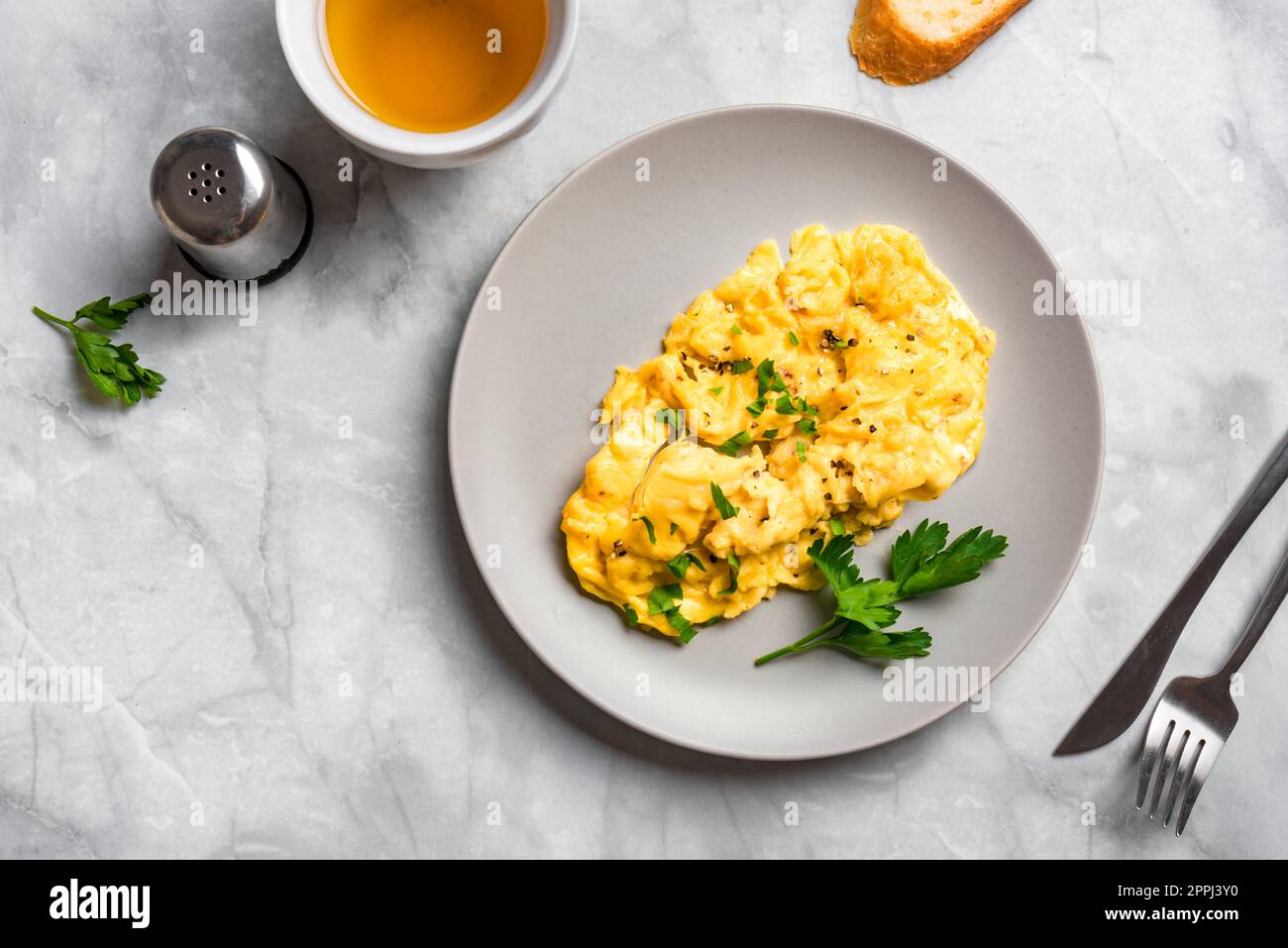Huevos revueltos para el desayuno. Comida cetogénica, desayuno saludable con huevo revuelto. Foto de stock