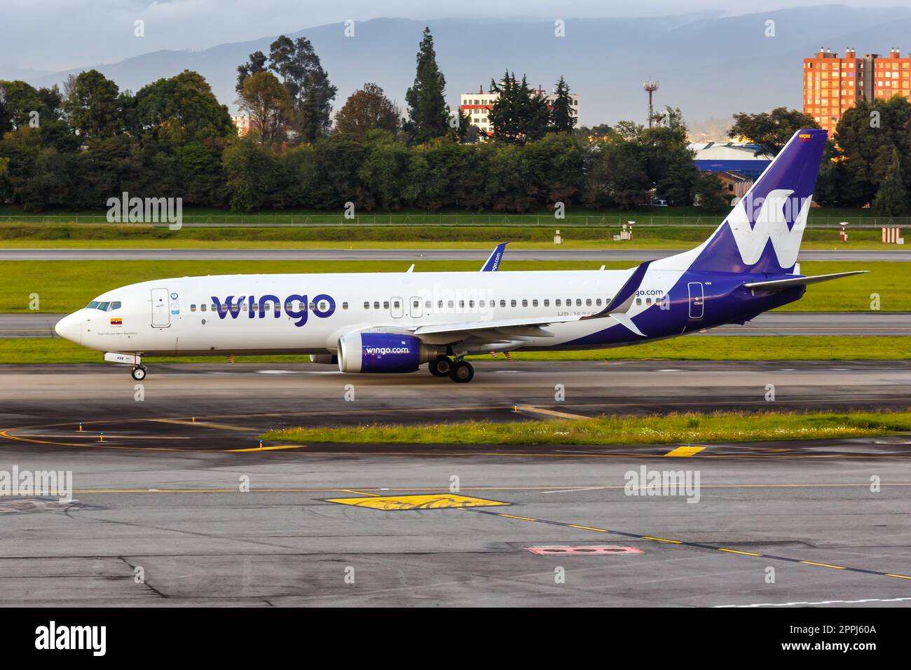 Avión Wingo Boeing 737800 en el aeropuerto de Bogotá en Colombia