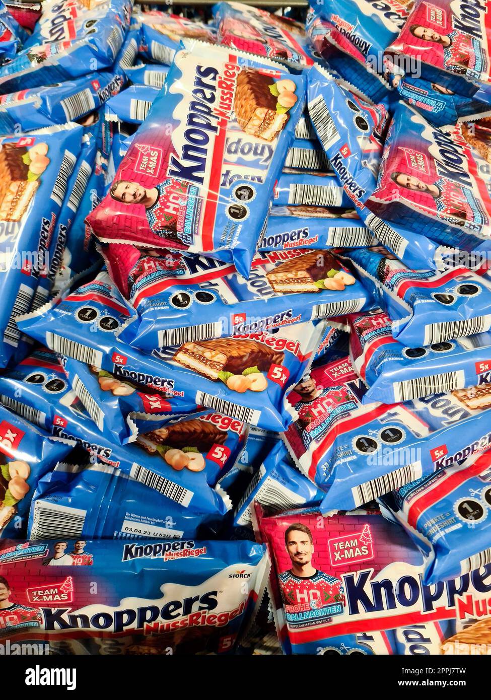 Kiel, Alemania - 27.diciembre 2022: Barras de chocolate de la marca Knoppers en un estante del supermercado para la venta. Foto de stock