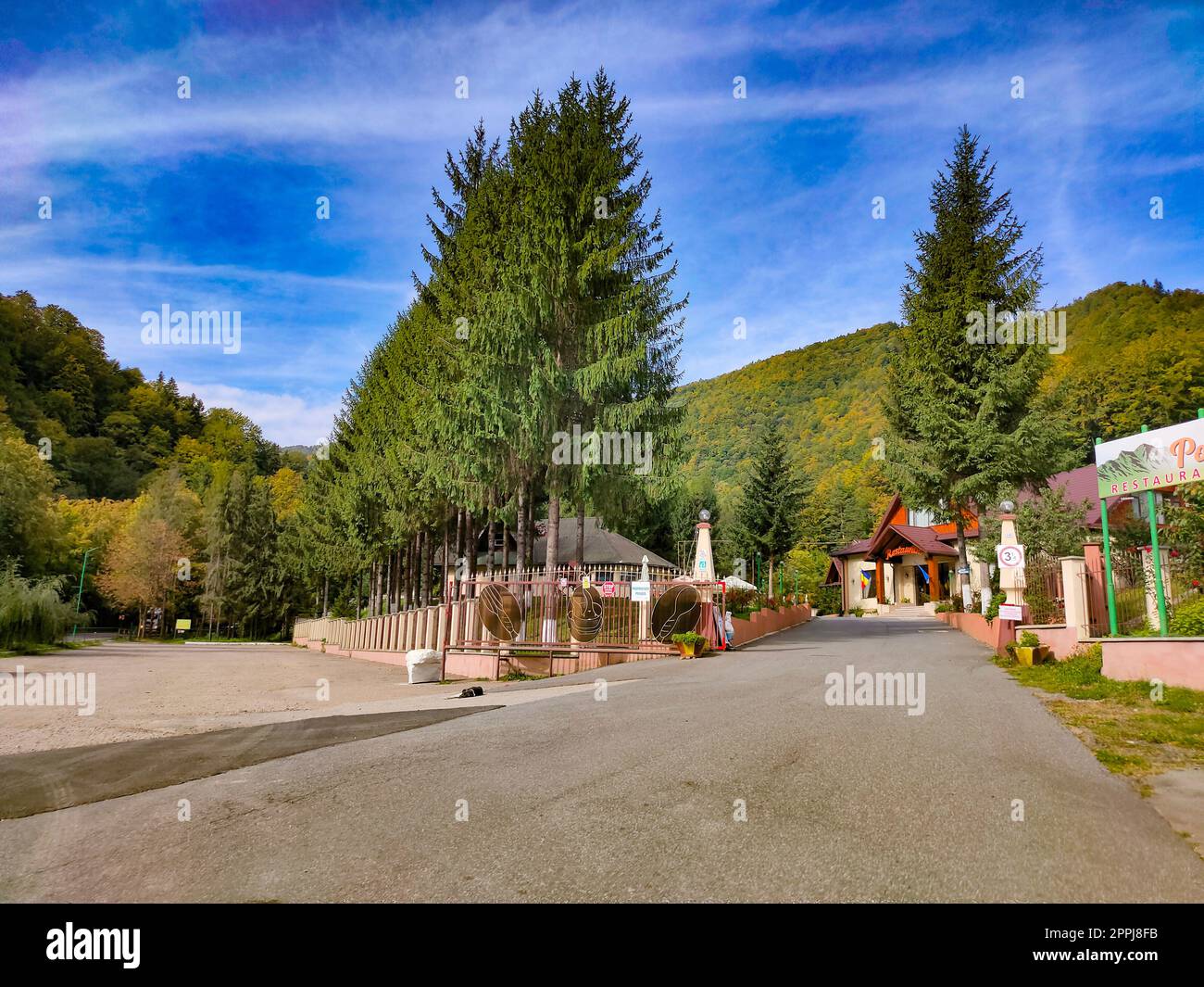 Pueblo de los Cárpatos del Este en Transilvania Foto de stock