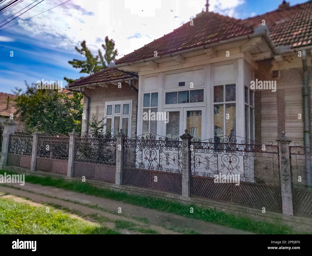 Pueblo de los Cárpatos del Este en Transilvania Foto de stock