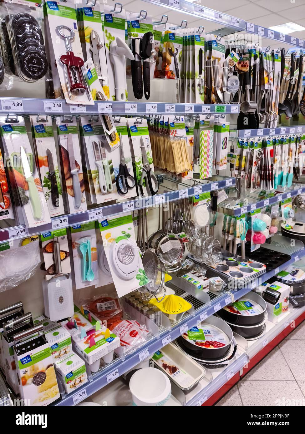 Kiel, Alemania - 09. Noviembre 2022: Un estante de supermercado con utensilios de cocina de diferentes marcas conocidas. Foto de stock