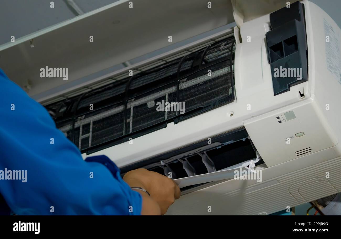 La bomba de vacío evacua el aire desde la nueva instalación de aire  acondicionado (aire acondicionado Fotografía de stock - Alamy