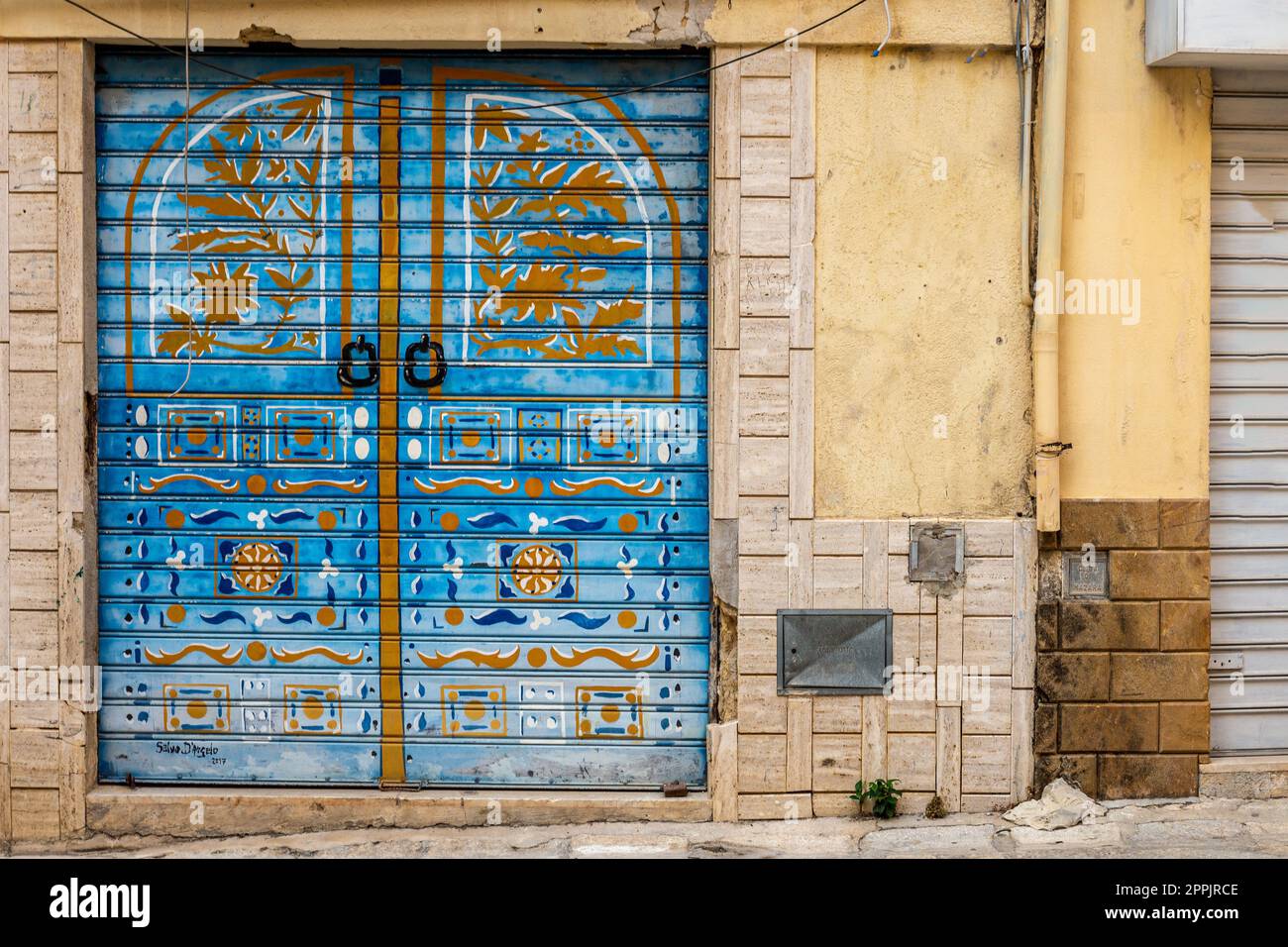 Puerta pintada de estilo árabe Foto de stock