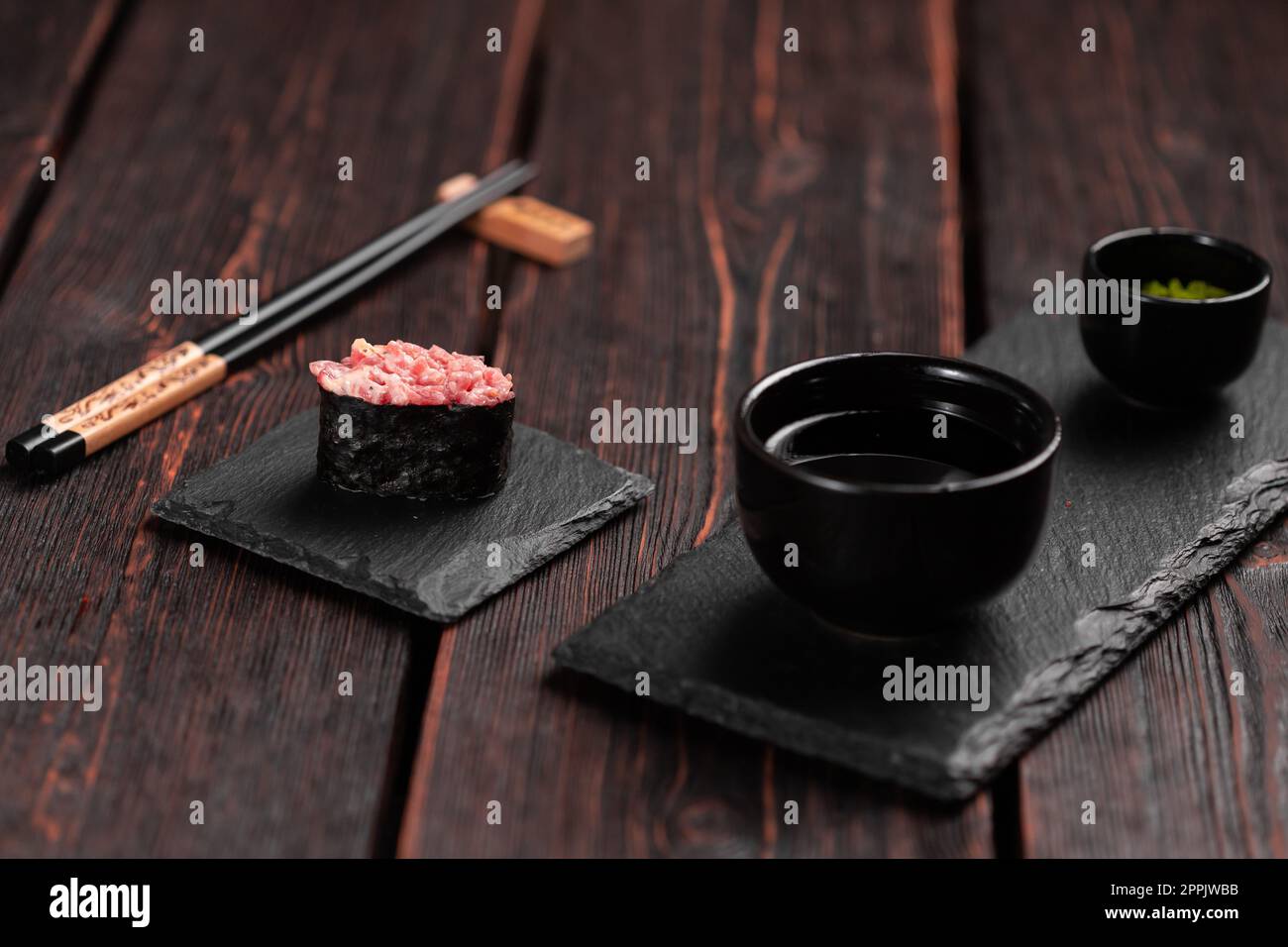 Gunkan Maki Sushi de pescado salmón, vieira, perca, anguila, camarones y caviar sobre fondo de mesa de madera. Menú de sushi. Comida japonesa sushi set gunkans Foto de stock