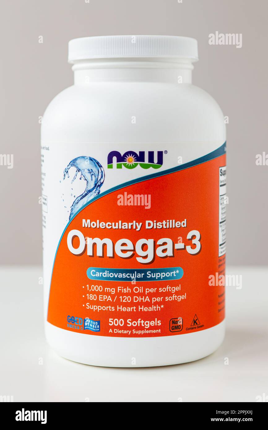 Kyiv, Ucrania - 27 de enero de 2022: Now Foods Omega-3 concentrado de aceite  de pescado natural - purificado a nivel molecular. Tarro con cápsulas omega  para tarjeta Fotografía de stock - Alamy