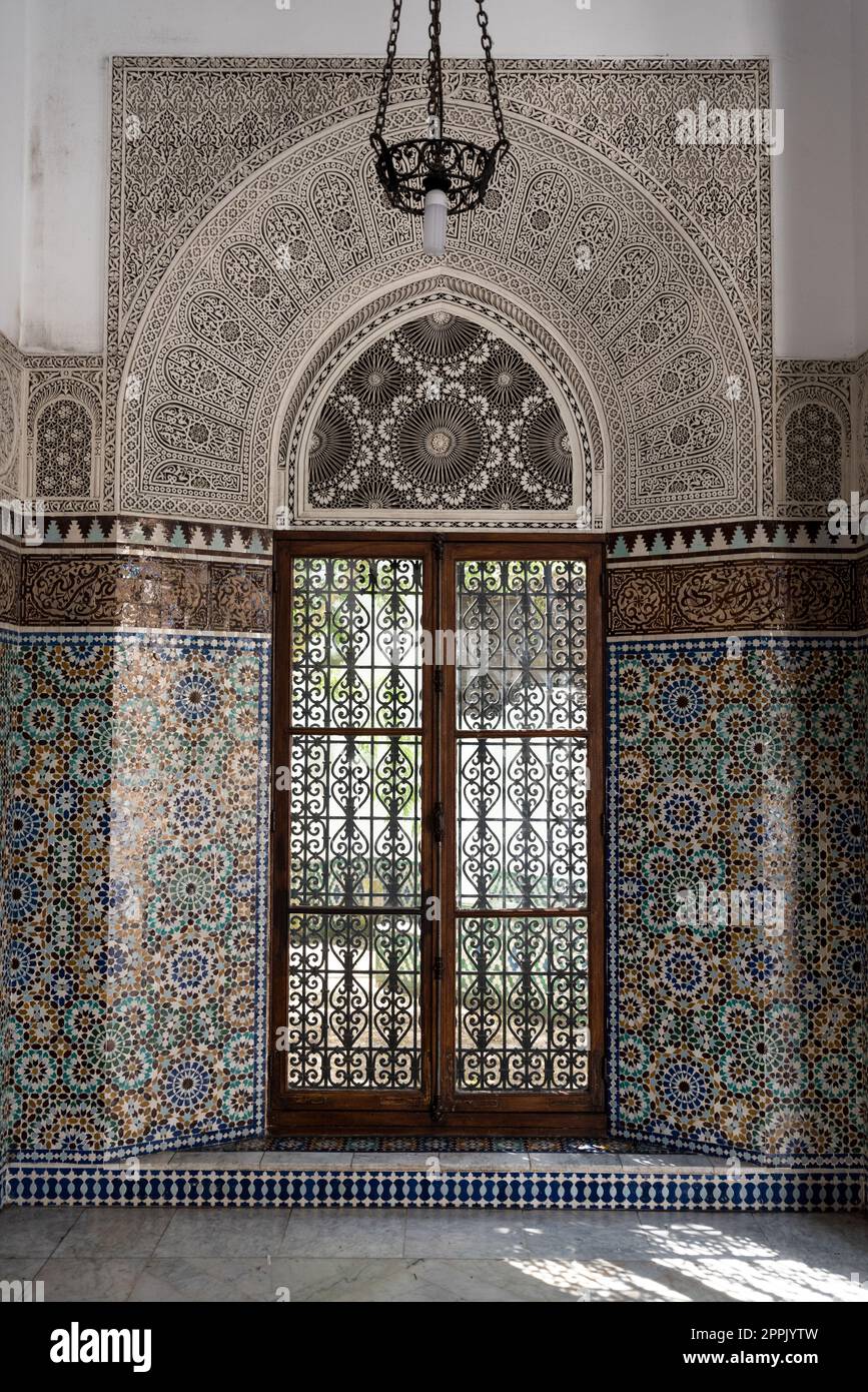 Hermosa decoración de pared en el Grande Mosquee de Paris Foto de stock