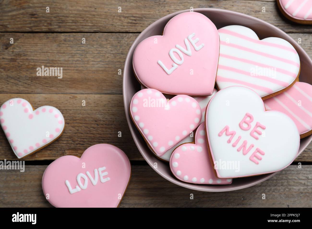 Galletas decoradas en forma de corazón sobre fondo rosa, plana lay. Regalo  de San Valentín Fotografía de stock - Alamy