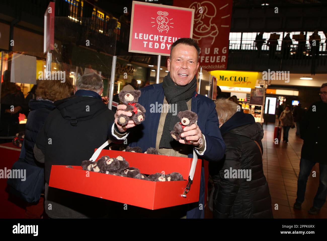 Ulf Ansorge, Leuchtfeuer Charity Aktion, venta de osos de peluche, estación central de Hamburgo, 17.11.2022 Foto de stock