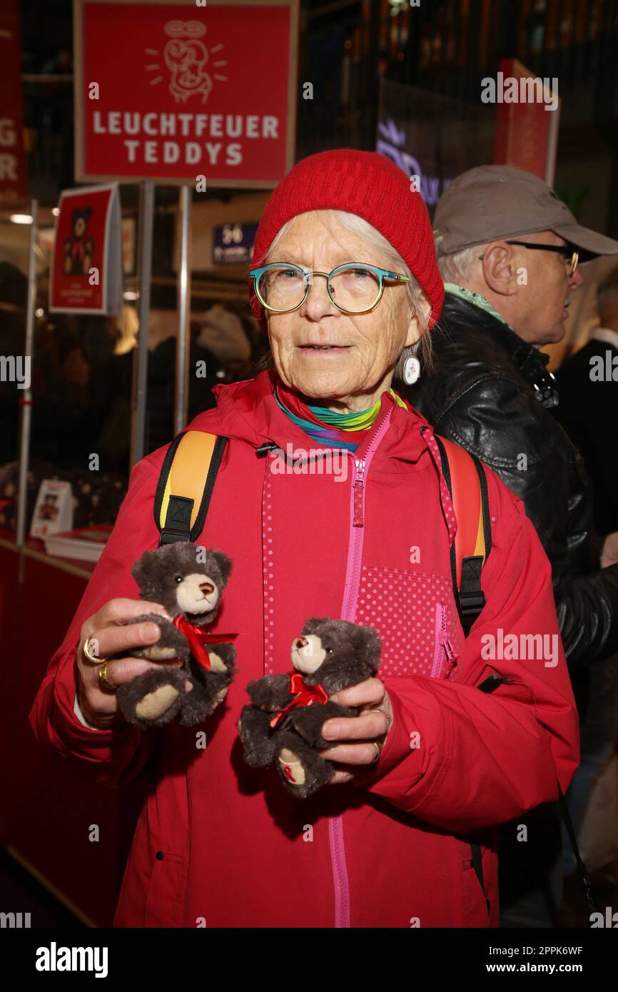 Maria Jepsen, Leuchtfeuer Charity Aktion, venta de osos de peluche, estación central de Hamburgo, 17.11.2022 Foto de stock